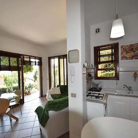 By Maggiore With Garden Views بيت للعطل