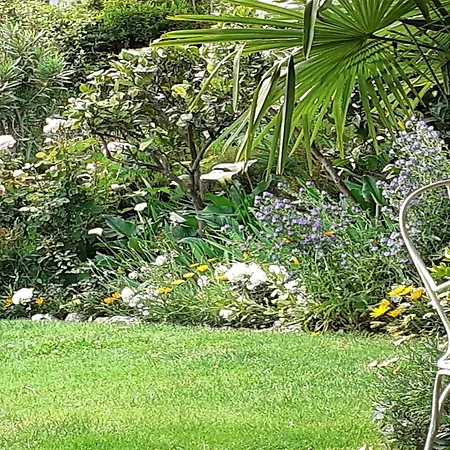 By Maggiore With Garden Views بيت للعطل